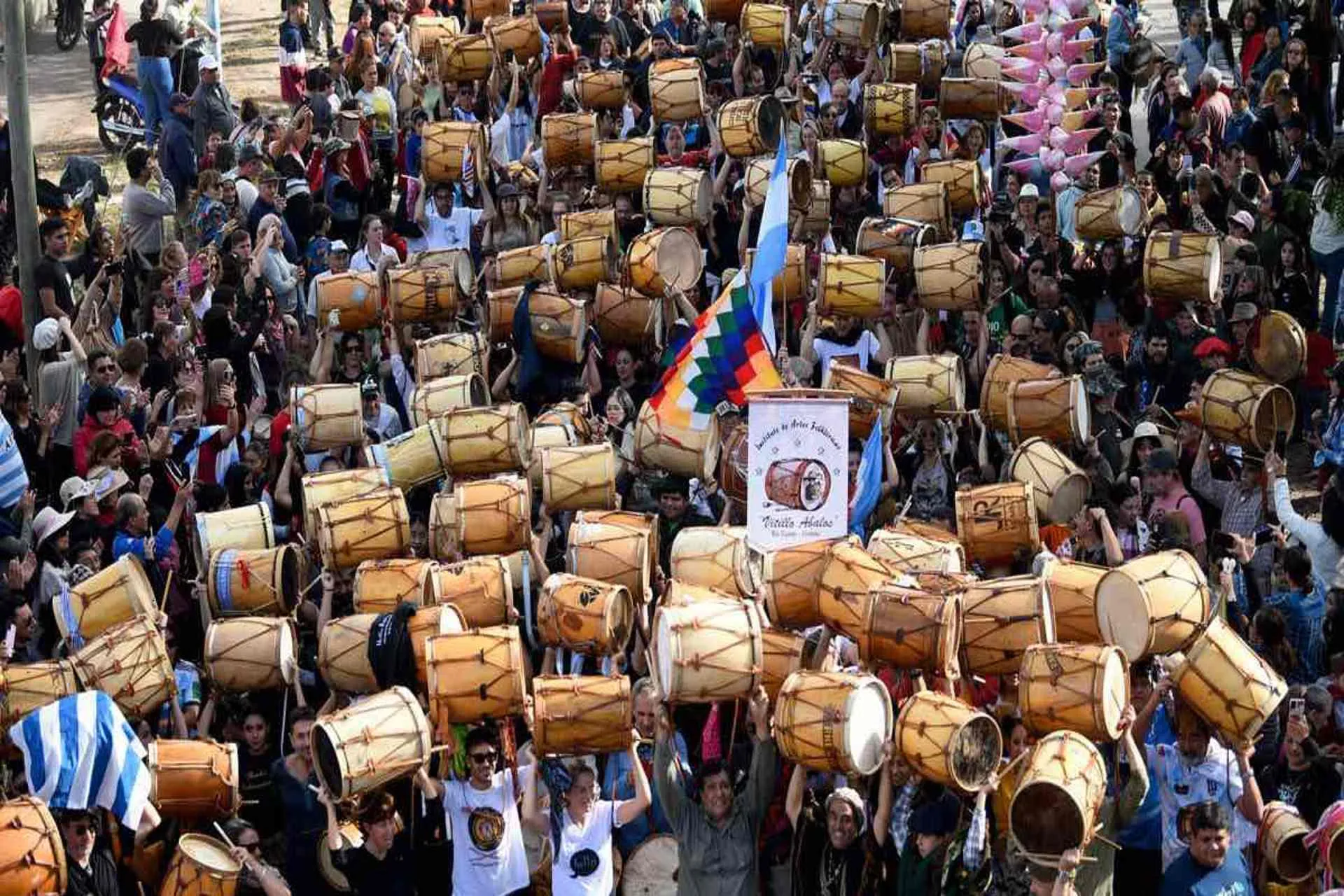 Miles de turistas se unieron a la XXI Marcha de los Bombos en Santiago