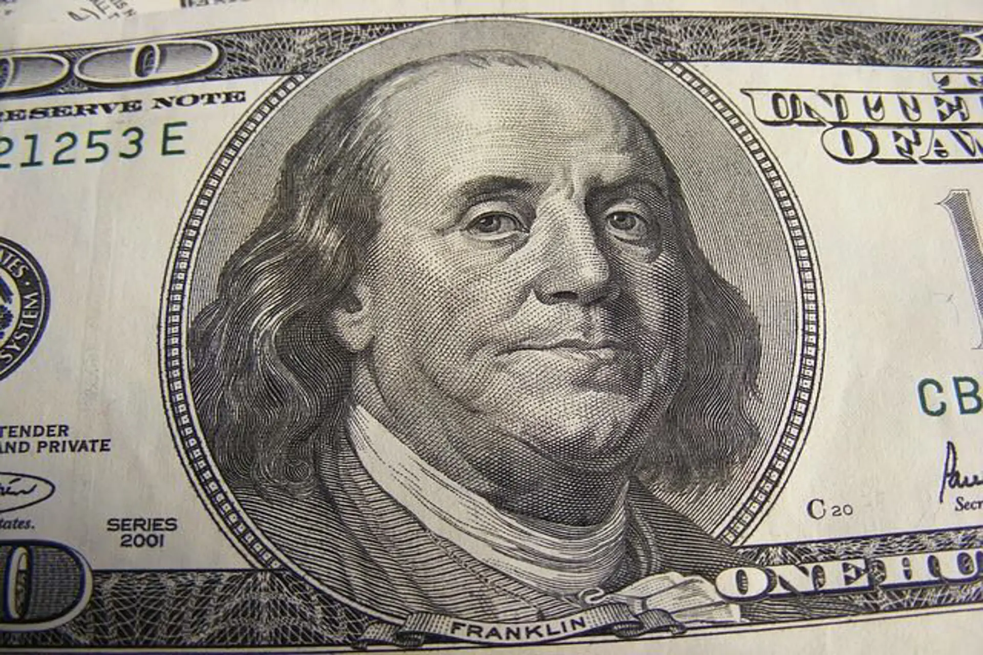 Argentina: suben el impuesta del dólar tarjeta que trepa a casi $950