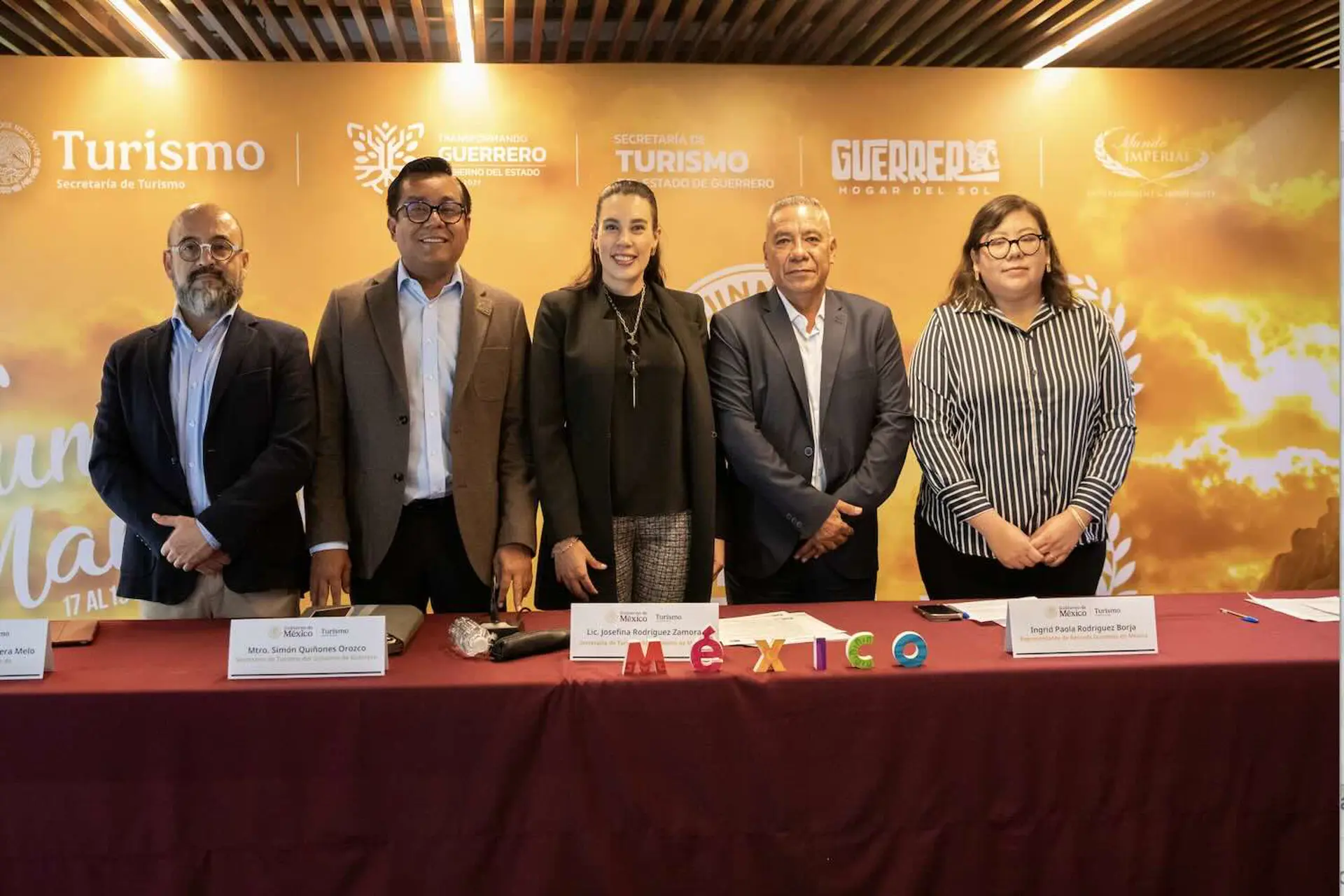 Al son del mariachi y un Récord Guinness, Acapulco marca el paso