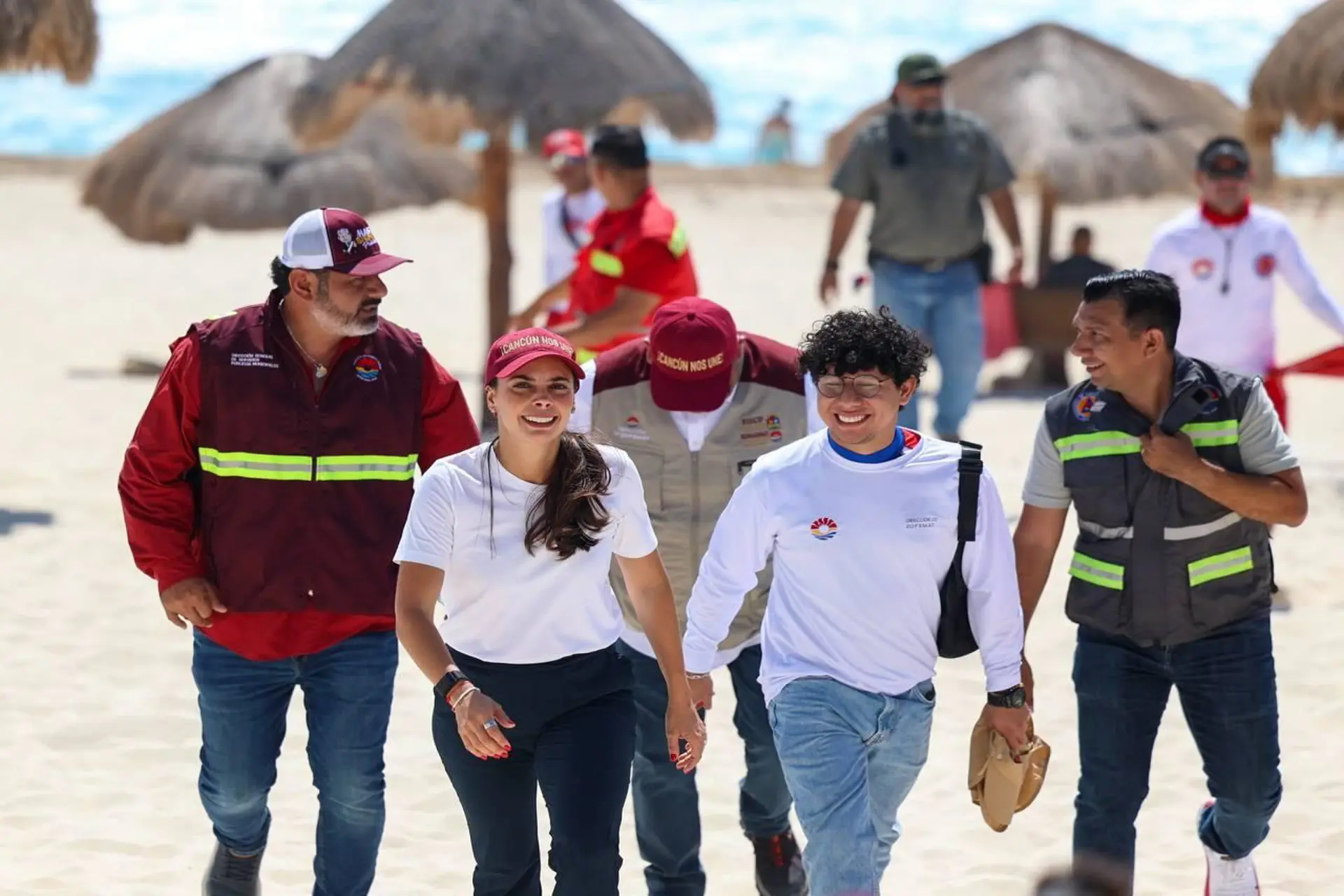 Refuerzan en Cancún la recolección de sargazo en playas públicas 