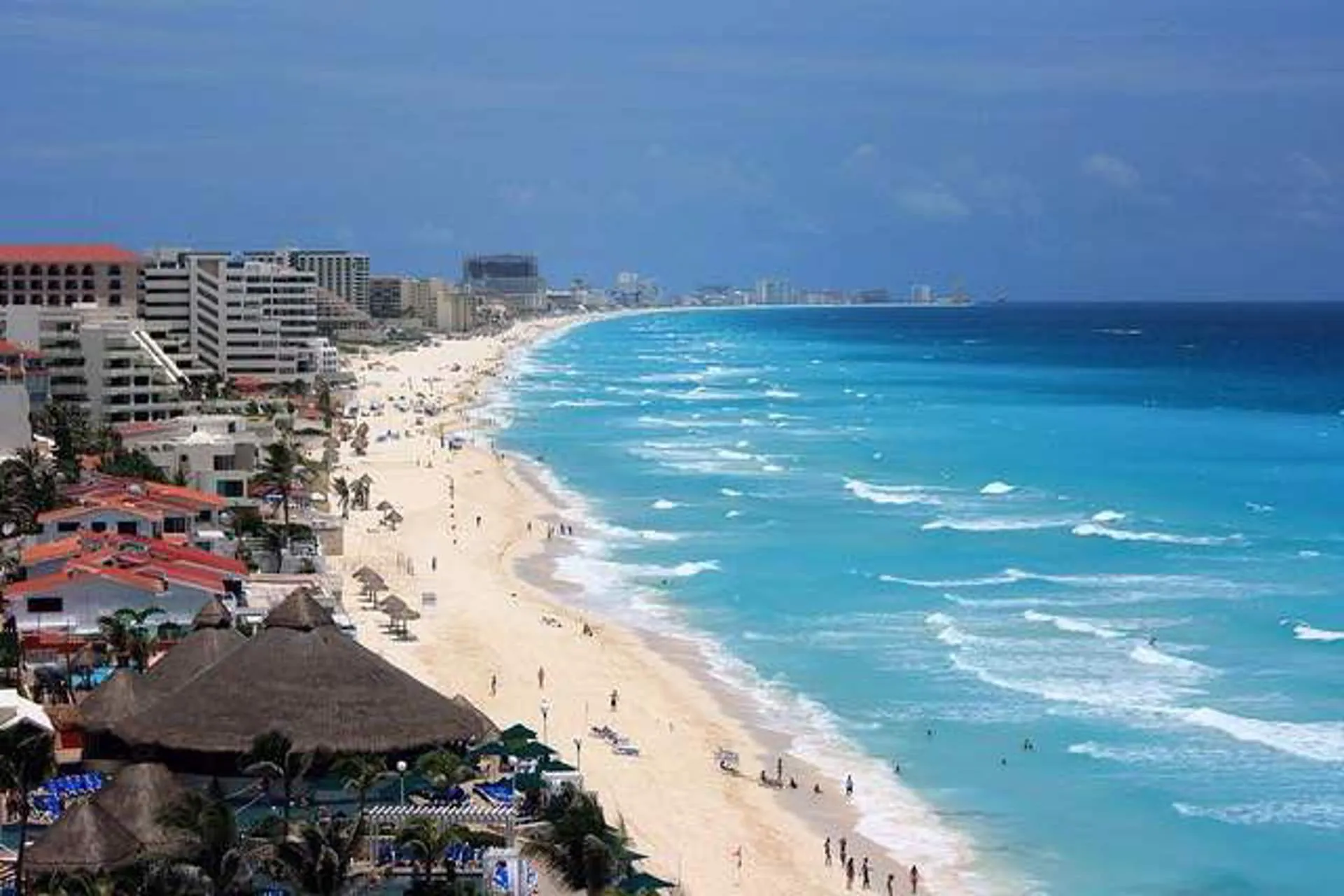 La llegada de menos vuelos indica que Omicron golpea a Cancun