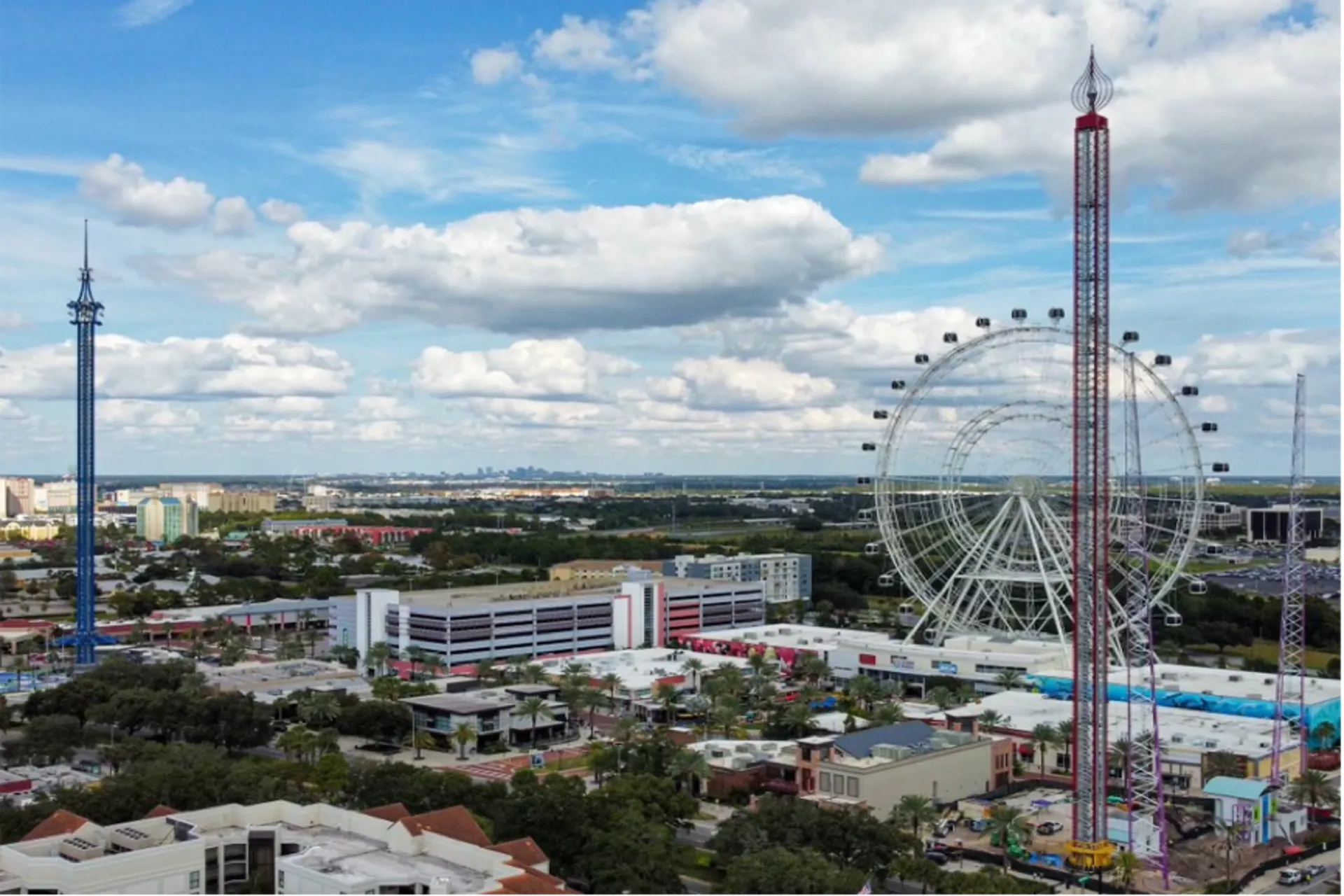 ICON Park de Orlando se convierte en "Tierra de Gigantes" 