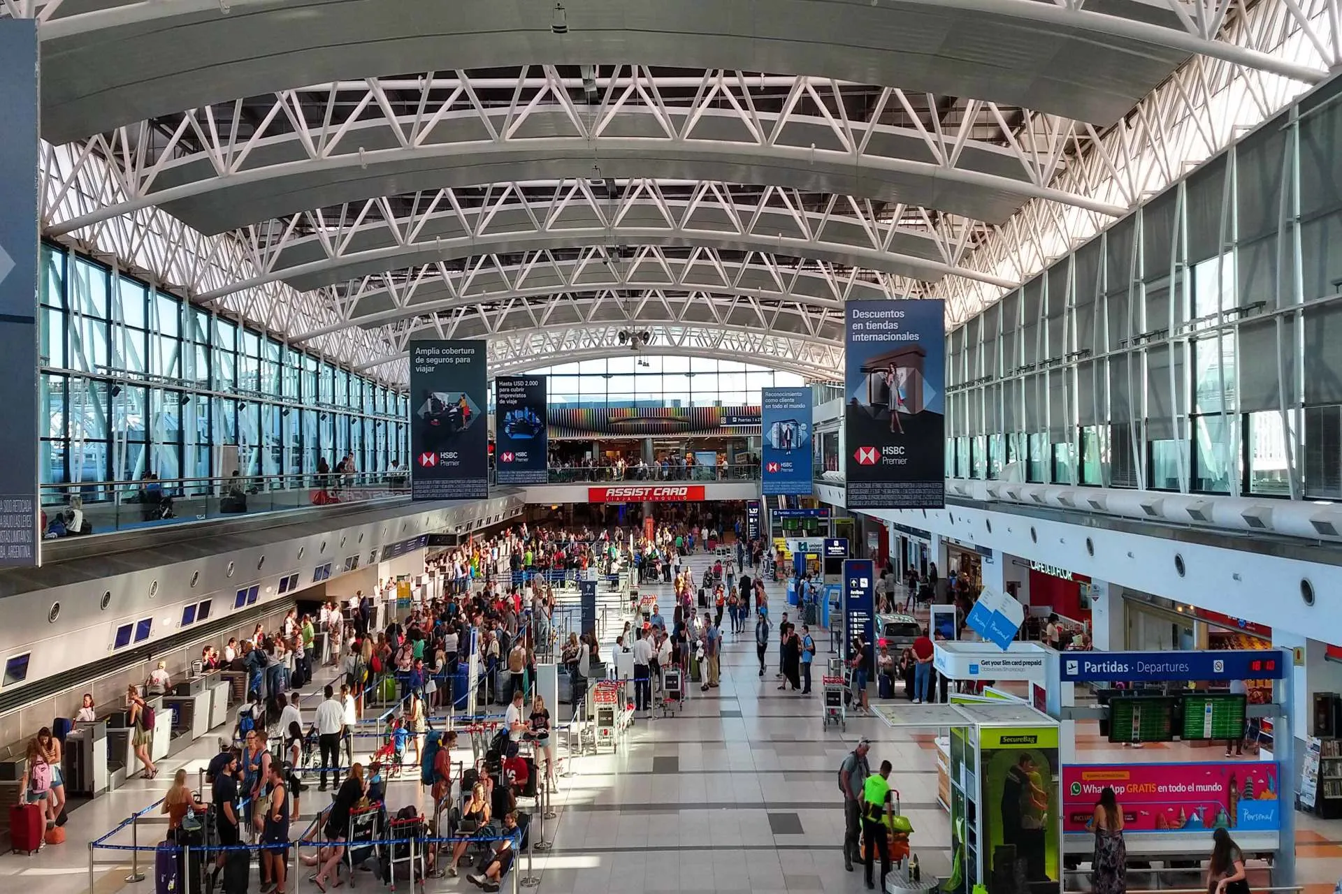 Argentina: Crecen viajes al exterior y salen  USD 450 millones al mes