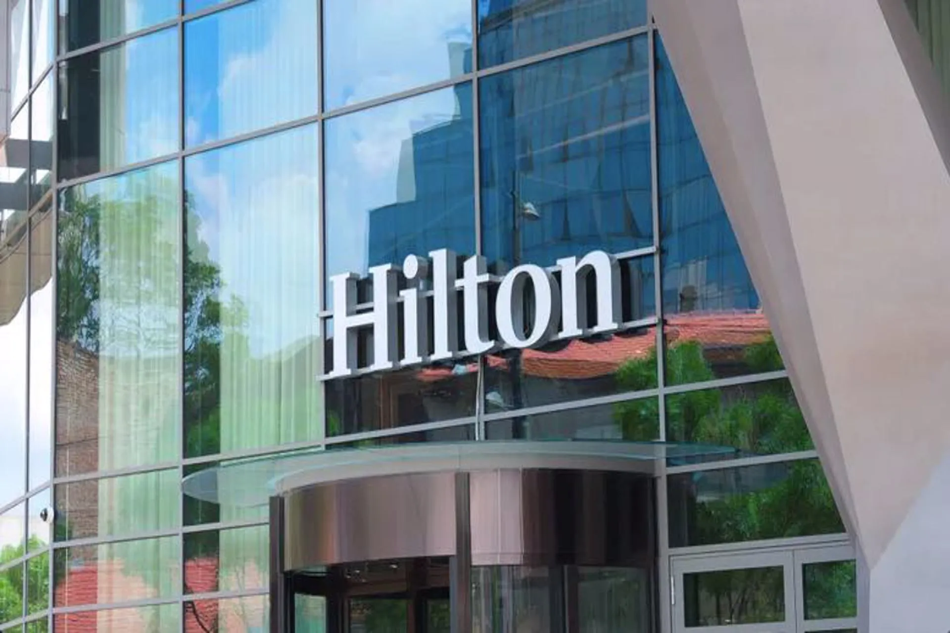 Hilton dice que se ha recuperado con fuerza de los problemas de omicron 