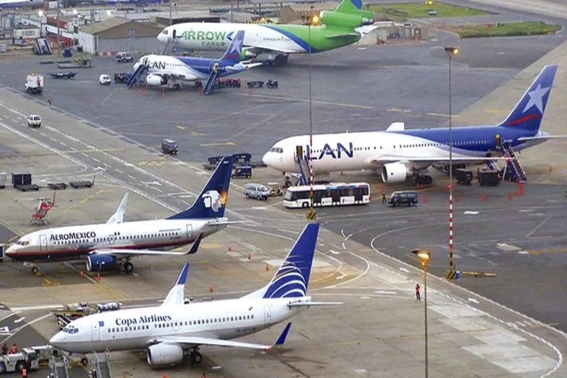 Perú podría sufrir perdidas por falta de combustible para aviones