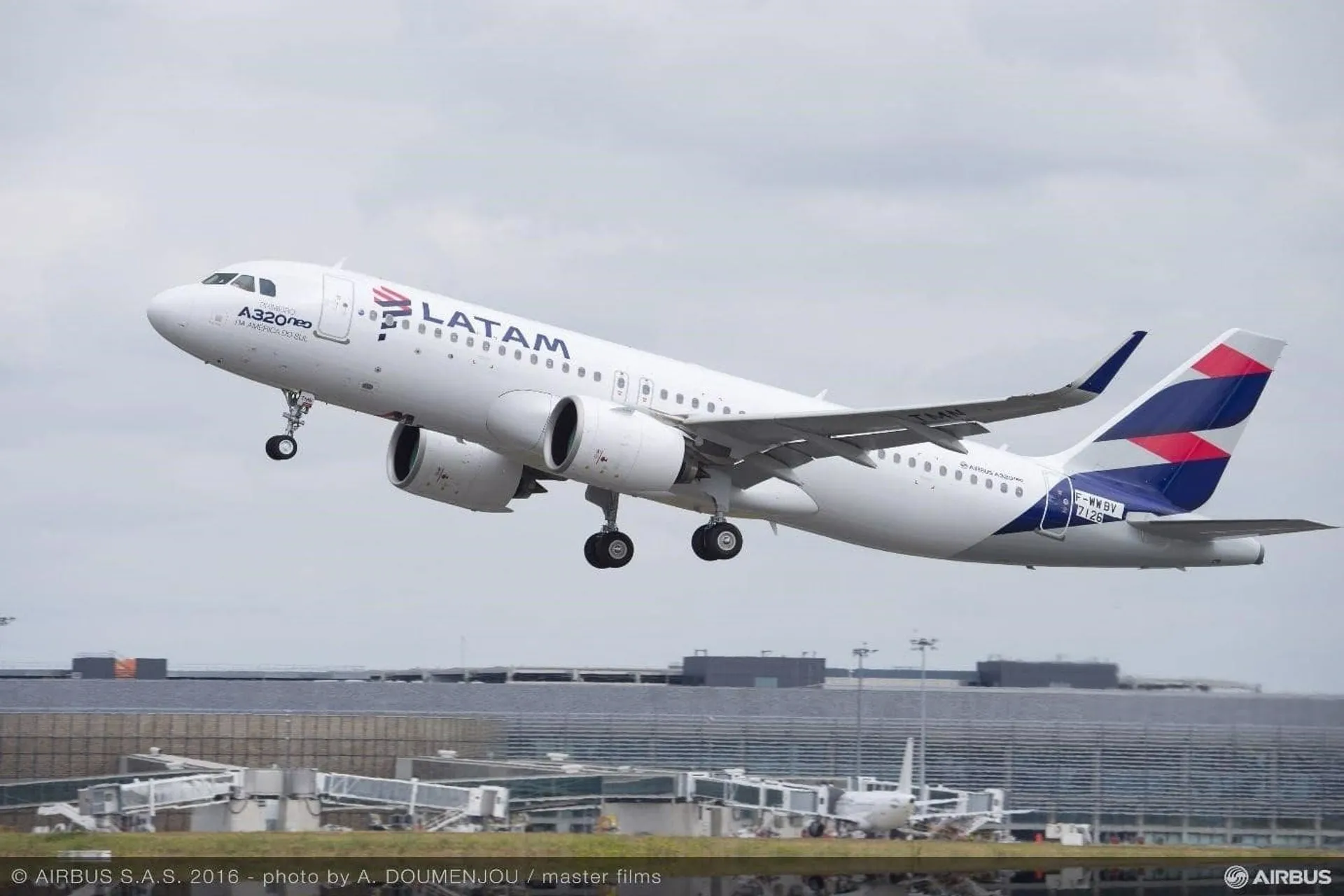 Colombia: LATAM es la 1era empresa en retomar el servicio a bordo